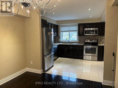 54 - 2145 Sherobee Road, Mississauga, ON - Indoor Photo Showing Kitchen