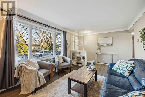 283 Eureka Street, Petrolia, ON - Indoor Photo Showing Living Room