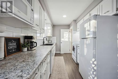 283 Eureka Street, Petrolia, ON - Indoor Photo Showing Kitchen With Upgraded Kitchen