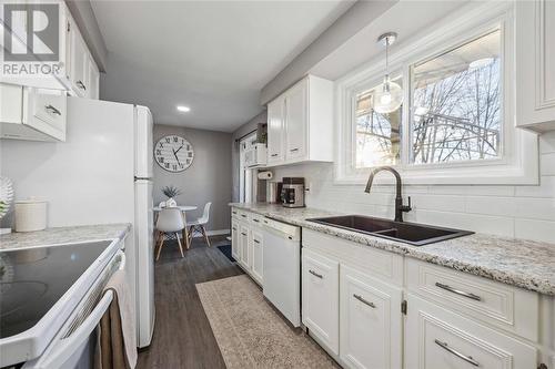 283 Eureka Street, Petrolia, ON - Indoor Photo Showing Kitchen With Double Sink With Upgraded Kitchen