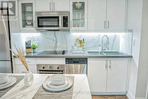 701 - 18 Uptown Drive, Markham, ON - Indoor Photo Showing Kitchen With Double Sink With Upgraded Kitchen