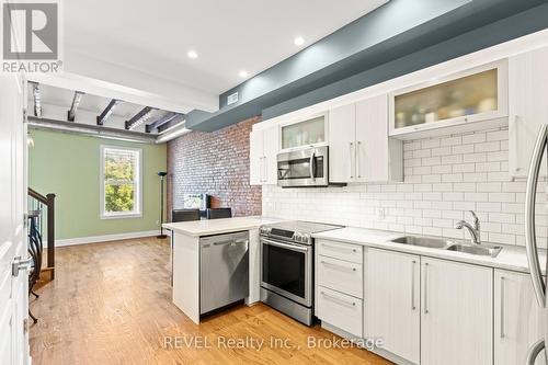 202 - 3710 Main Street, Niagara Falls (223 - Chippawa), ON - Indoor Photo Showing Kitchen With Double Sink With Upgraded Kitchen