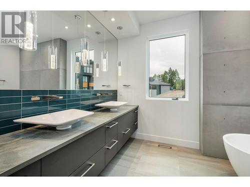 868 Antler Ridge Road, Windermere, BC - Indoor Photo Showing Bathroom