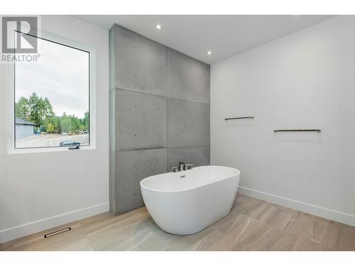 868 Antler Ridge Road, Windermere, BC - Indoor Photo Showing Bathroom