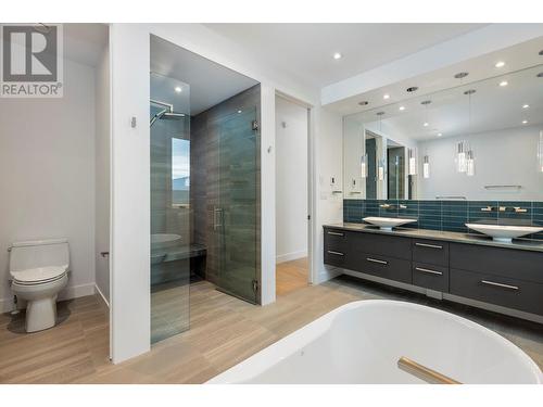 868 Antler Ridge Road, Windermere, BC - Indoor Photo Showing Bathroom