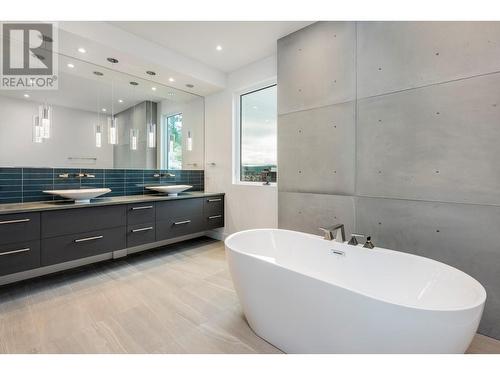 868 Antler Ridge Road, Windermere, BC - Indoor Photo Showing Bathroom