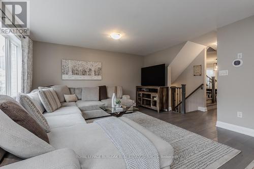 264 Wise Crossing, Milton, ON - Indoor Photo Showing Living Room