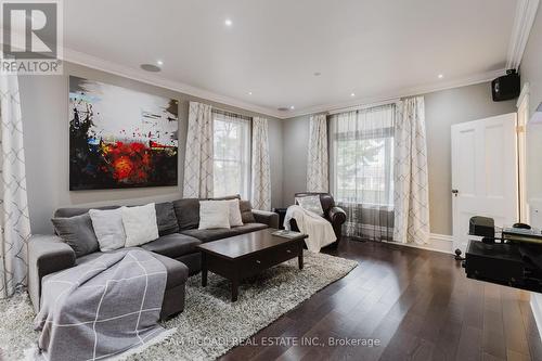 1225 Simcoe Street S, Oshawa, ON - Indoor Photo Showing Living Room