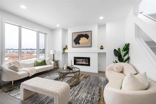 71 Bridgehampton Bay, Winnipeg, MB - Indoor Photo Showing Living Room With Fireplace