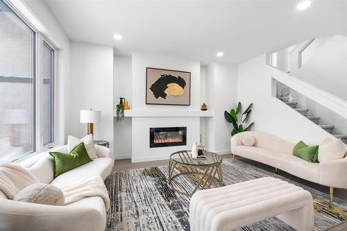 71 Bridgehampton Bay, Winnipeg, MB - Indoor Photo Showing Living Room With Fireplace