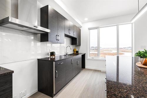 71 Bridgehampton Bay, Winnipeg, MB - Indoor Photo Showing Kitchen