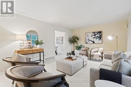 120 Leland Road, London, ON - Indoor Photo Showing Living Room