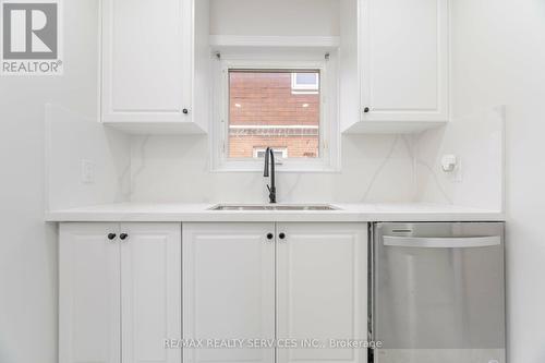 41 Town House Crescent, Brampton, ON - Indoor Photo Showing Kitchen