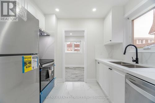 41 Town House Crescent, Brampton, ON - Indoor Photo Showing Kitchen With Double Sink With Upgraded Kitchen