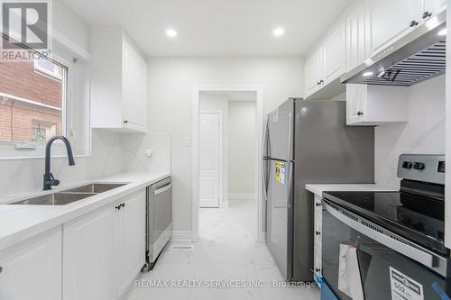 41 Town House Crescent, Brampton, ON - Indoor Photo Showing Kitchen With Double Sink With Upgraded Kitchen