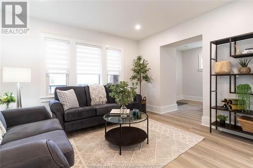 1748 Hall Avenue, Windsor, ON - Indoor Photo Showing Living Room