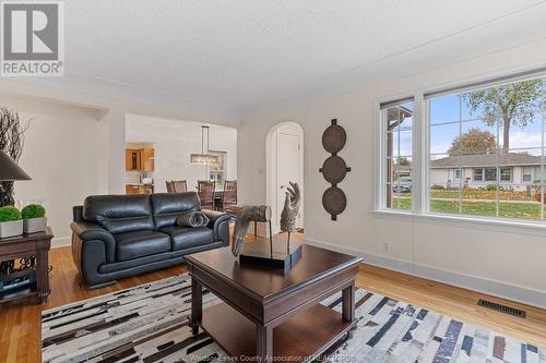 29 Bayshore Drive, Leamington, ON - Indoor Photo Showing Living Room