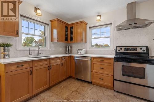 29 Bayshore Drive, Leamington, ON - Indoor Photo Showing Kitchen