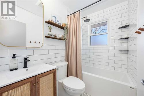 1058 Wellington Street, Sarnia, ON - Indoor Photo Showing Bathroom