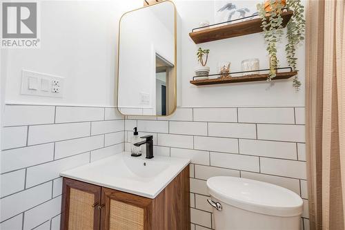 1058 Wellington Street, Sarnia, ON - Indoor Photo Showing Bathroom