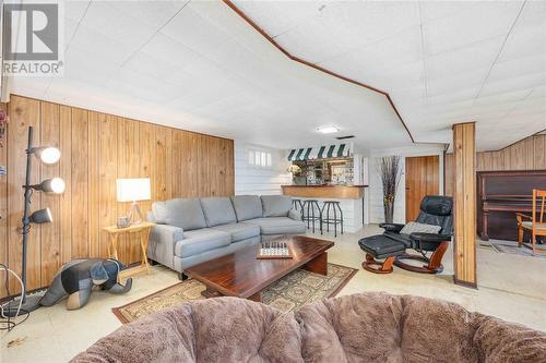 1058 Wellington Street, Sarnia, ON - Indoor Photo Showing Living Room