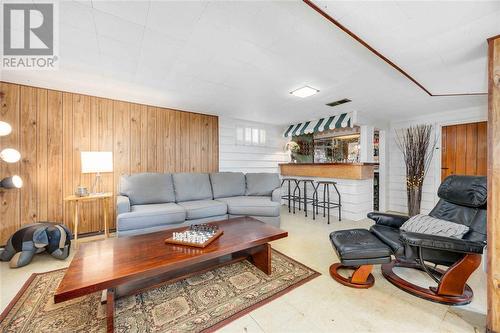 1058 Wellington Street, Sarnia, ON - Indoor Photo Showing Living Room