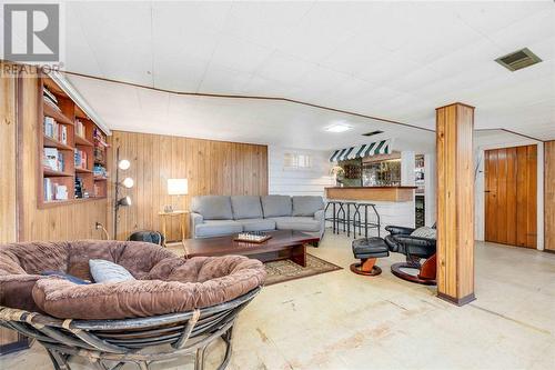 1058 Wellington Street, Sarnia, ON - Indoor Photo Showing Living Room