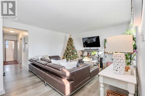 1058 Wellington Street, Sarnia, ON - Indoor Photo Showing Living Room