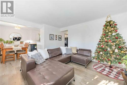 1058 Wellington Street, Sarnia, ON - Indoor Photo Showing Living Room