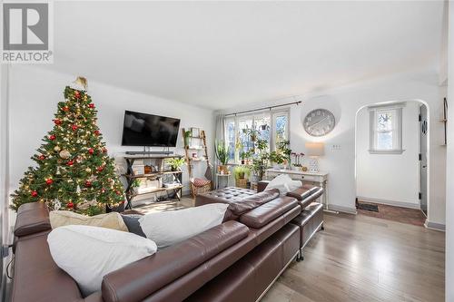 1058 Wellington Street, Sarnia, ON - Indoor Photo Showing Living Room