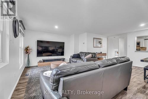 19 - 233 Innisfil Street, Barrie, ON - Indoor Photo Showing Living Room