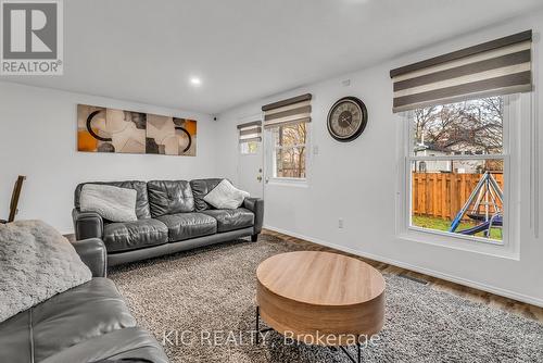 19 - 233 Innisfil Street, Barrie, ON - Indoor Photo Showing Living Room