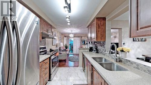 5290 Brookwood Court, Mississauga, ON - Indoor Photo Showing Kitchen With Double Sink With Upgraded Kitchen