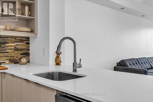 1010 - 4633 Glen Erin Drive N, Mississauga, ON - Indoor Photo Showing Kitchen