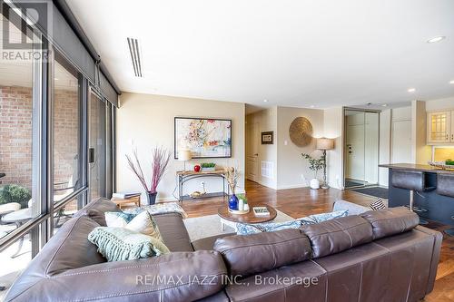 201 - 337 Simcoe Street N, Oshawa (O'Neill), ON - Indoor Photo Showing Living Room