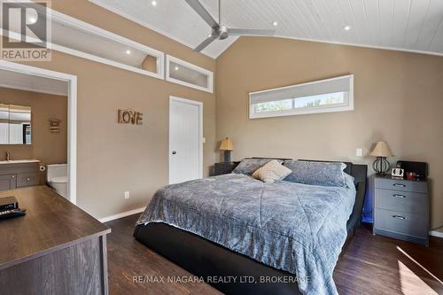 10959 Lakeshore Road, Wainfleet (880 - Lakeshore), ON - Indoor Photo Showing Bedroom