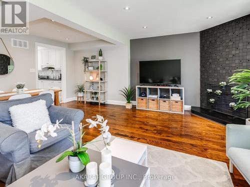 25 Flaming Rose Way, Toronto, ON - Indoor Photo Showing Living Room