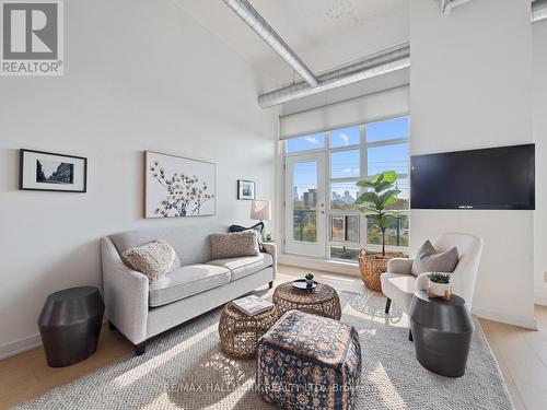 403 - 380 Macpherson Avenue, Toronto, ON - Indoor Photo Showing Living Room