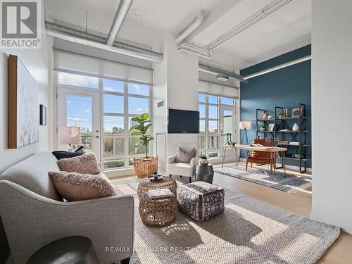 403 - 380 Macpherson Avenue, Toronto, ON - Indoor Photo Showing Living Room