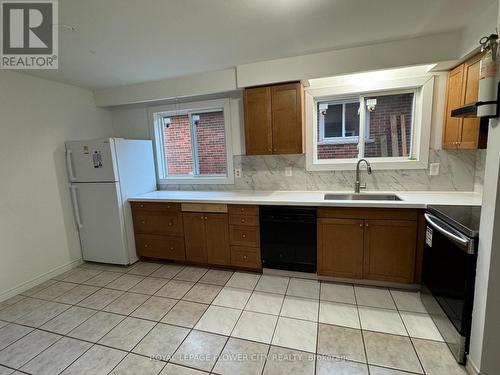 40 Ashford Court, Brampton, ON - Indoor Photo Showing Kitchen