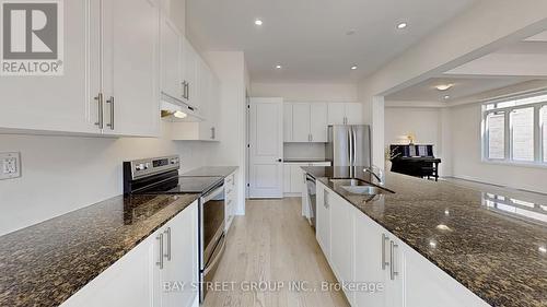 97 Halldorson Avenue, Aurora, ON - Indoor Photo Showing Kitchen With Double Sink With Upgraded Kitchen