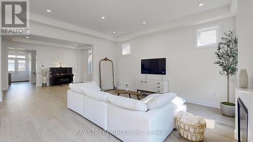 97 Halldorson Avenue, Aurora, ON - Indoor Photo Showing Living Room