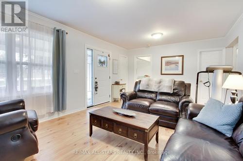 27112 Kennedy Road, Georgina, ON - Indoor Photo Showing Living Room