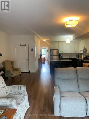 202 - 487 Queen Street, Newmarket, ON - Indoor Photo Showing Living Room