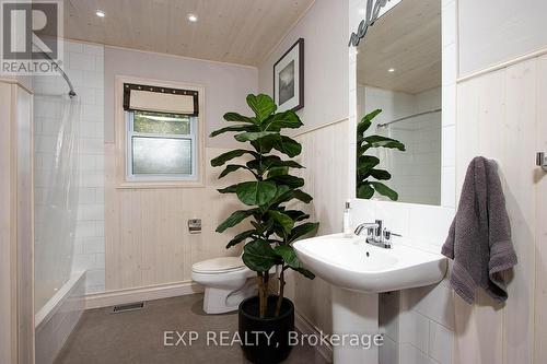 25 Demeyere Avenue, Tillsonburg, ON - Indoor Photo Showing Bathroom