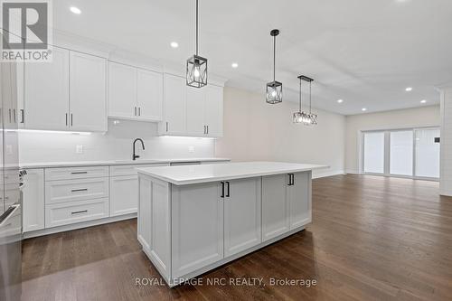 734 Clarence Street, Port Colborne (878 - Sugarloaf), ON - Indoor Photo Showing Kitchen With Upgraded Kitchen