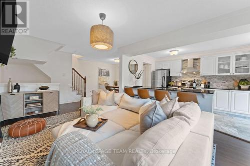 130 Grenadine Street, Ottawa, ON - Indoor Photo Showing Living Room