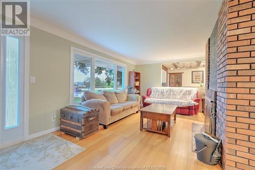 9630 Walker Road, Mcgregor, ON - Indoor Photo Showing Living Room