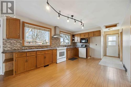 1069 Connaught Crescent, Sarnia, ON - Indoor Photo Showing Kitchen