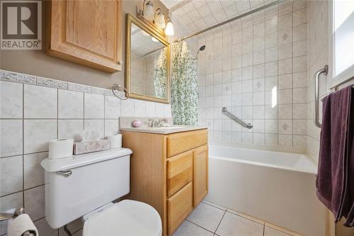 1069 Connaught Crescent, Sarnia, ON - Indoor Photo Showing Bathroom